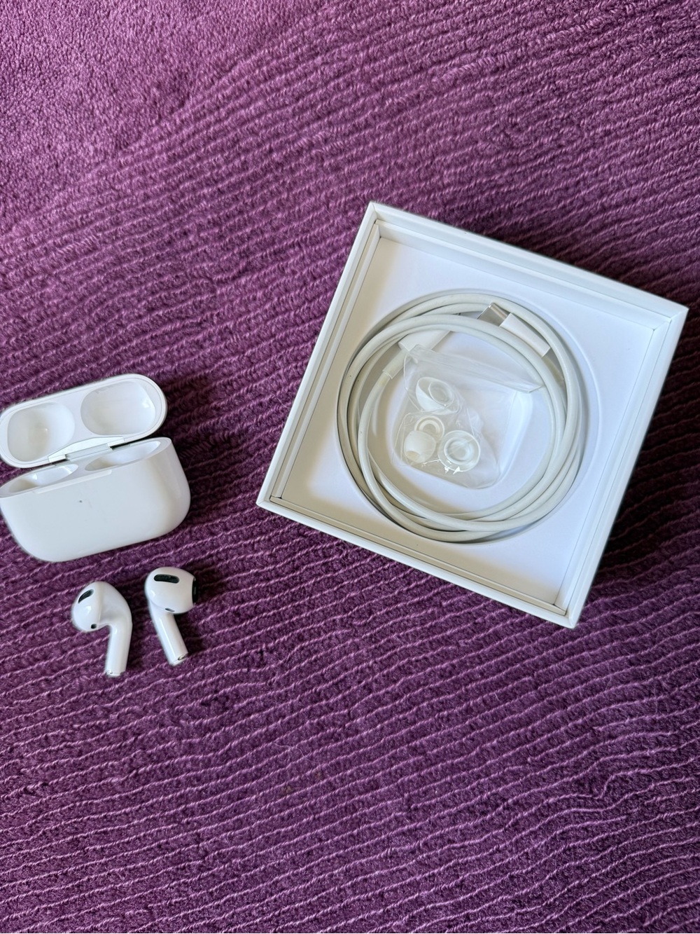 Apple AirPods Pro (1st Gen)Wireless White with Charging Case and Cable